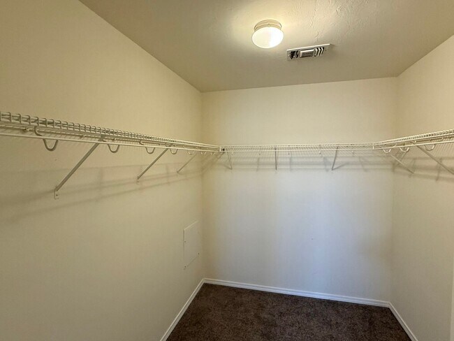 Building Photo - Great 3 Bed 2 Bath in Valencia Neighborhood