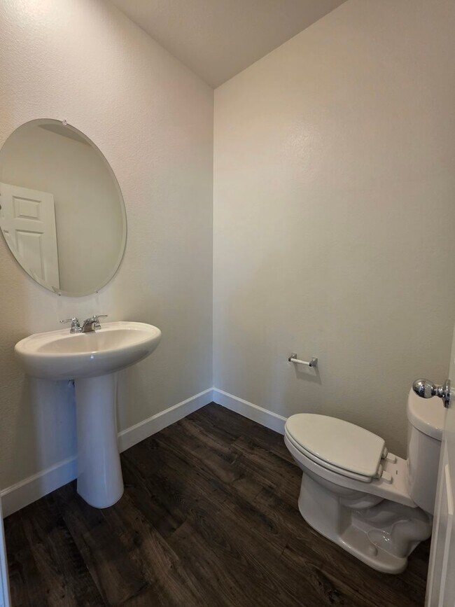 Building Photo - Newer 5 Bedroom 4.5 Bathroom in SE Visalia!! Coming soon!!