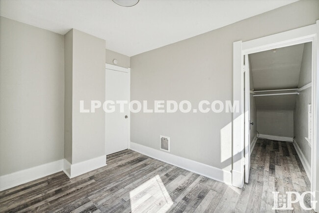 Building Photo - 4117 Thornton Ave