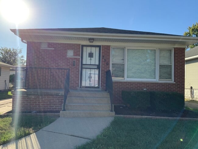 Primary Photo - 750 Greenbay Ave