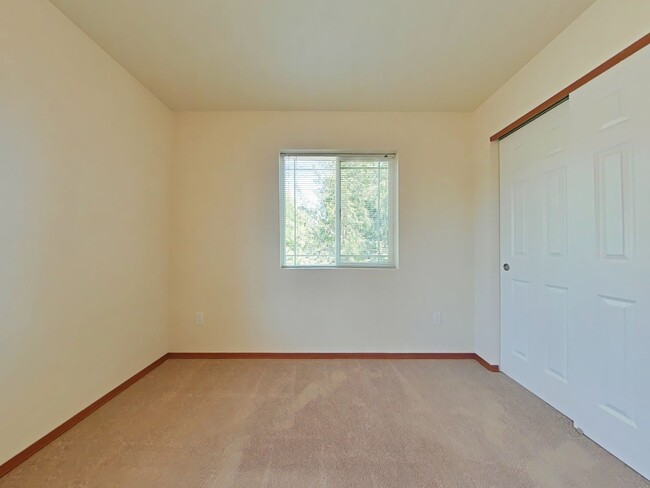Building Photo - 5 Bedroom Home ~ Close to Campus