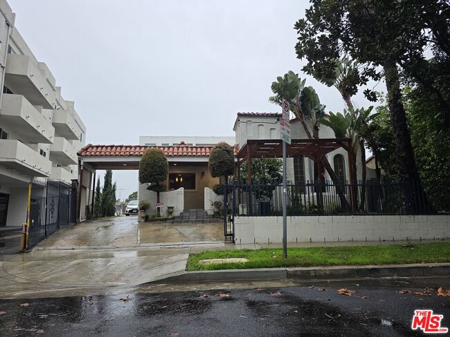 Building Photo - 939 S Ogden Dr