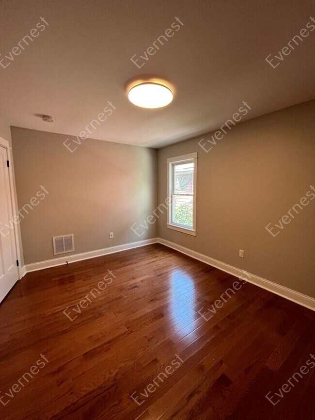 Building Photo - Charming 2-Bedroom Home with Modern Amenit...