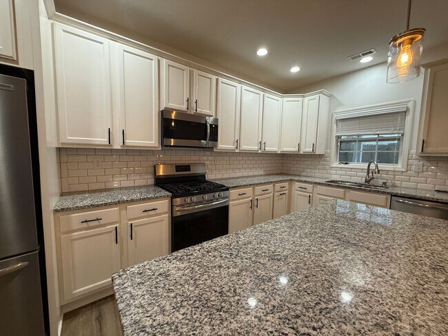 Building Photo - **For Rent: Gorgeous 4 Bed, 2.5 Bath Home ...
