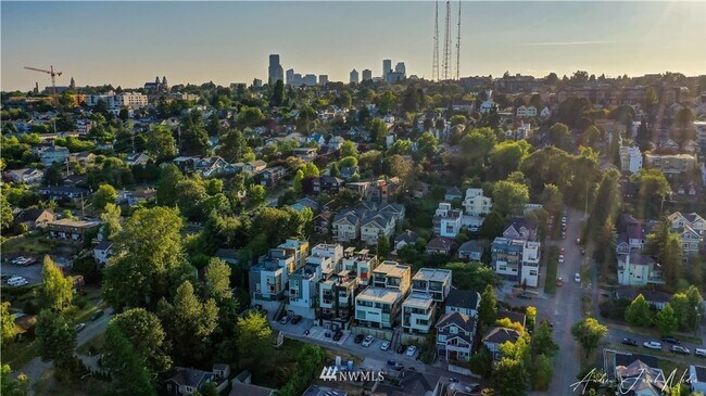Building Photo - 3Bd/2.5Ba Seattle Townhome