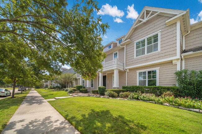 Building Photo - Nestled in the heart of Creekside Park - T...