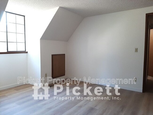 Building Photo - 770 NW Apple Blossom Loop