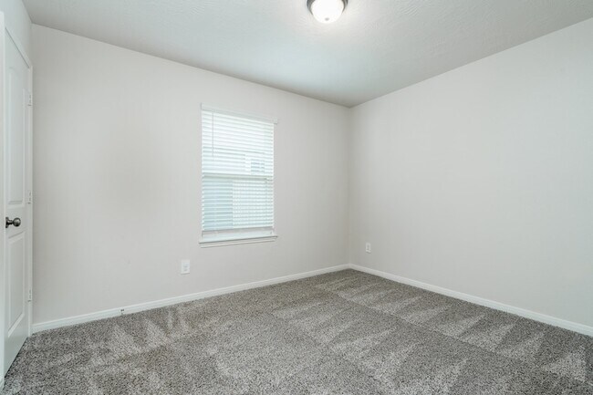 Building Photo - 911 Acorn Trail Pl