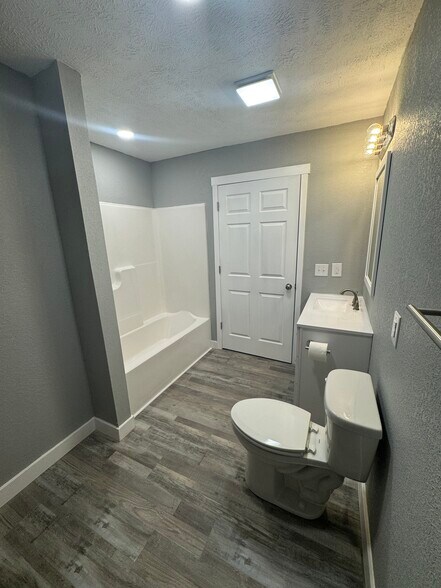 Building Photo - 1522 N Farmer Ave