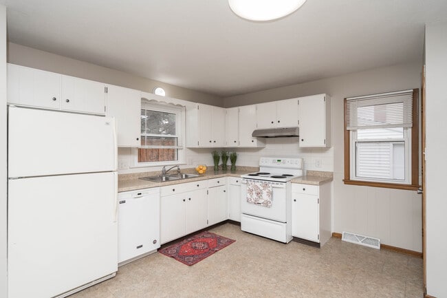 Building Photo - 106 NE Grant St