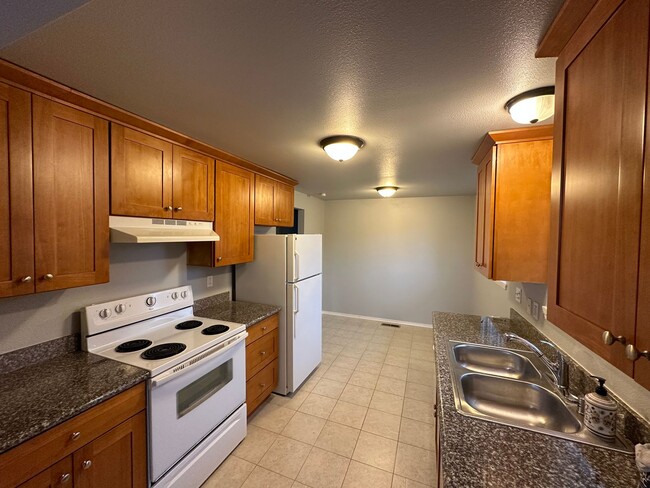 Building Photo - Charming 3 Bed 2 Bath Home with 2-Car Garage in Maple Leaf