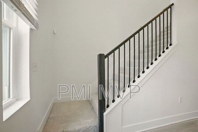 Building Photo - 92 E Innis Ave
