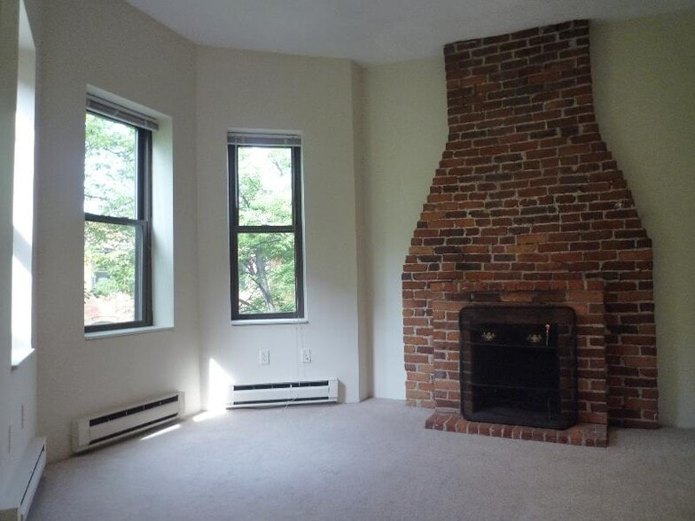 Building Photo - 61 St Germain St