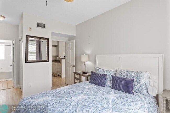 Building Photo - 580 S Sapodilla Ave