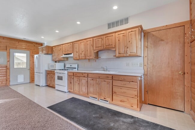 Building Photo - 450 N 500 E