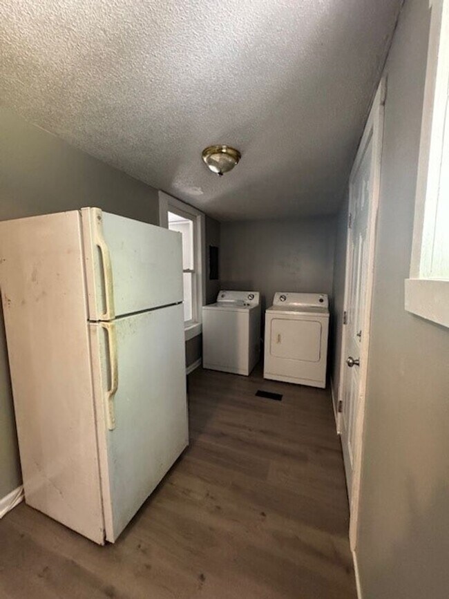 Building Photo - Charming 2 Bedroom 1 Bath close to Wendover and 29!