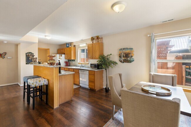 Building Photo - 3 Bed 2 Bath Fully Furnished in Woodland Park