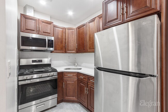 Building Photo - 347 E 4th St