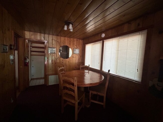 Building Photo - Furnished Seasonal Rental