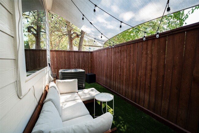 Building Photo - 827 Martin St
