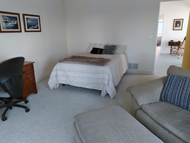 Building Photo - 16410 St James Cir