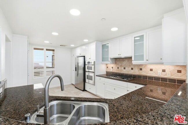 Building Photo - 5831 Seawalk Dr