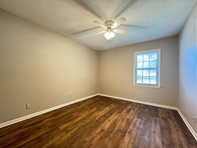 Building Photo - Beautiful 3 Bed 2 Bath Home