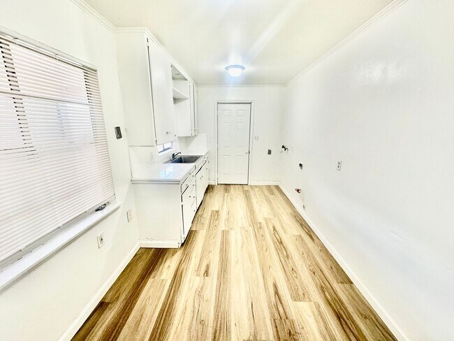 Building Photo - 3204-3208 E Normal Ave