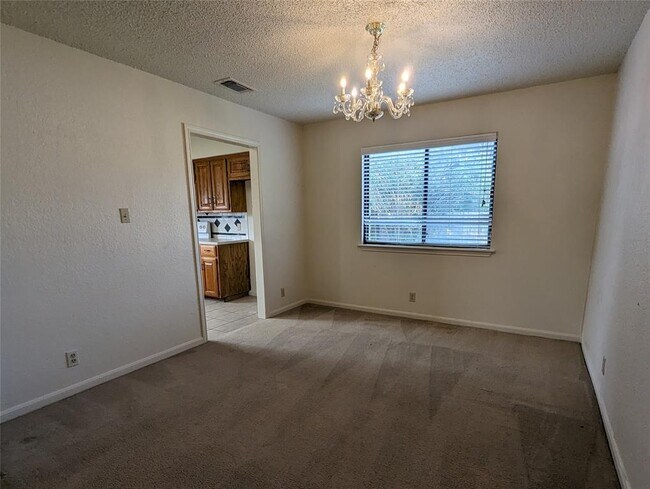 Building Photo - 904 Woodview Dr