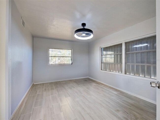 Building Photo - 313 Jessica St N