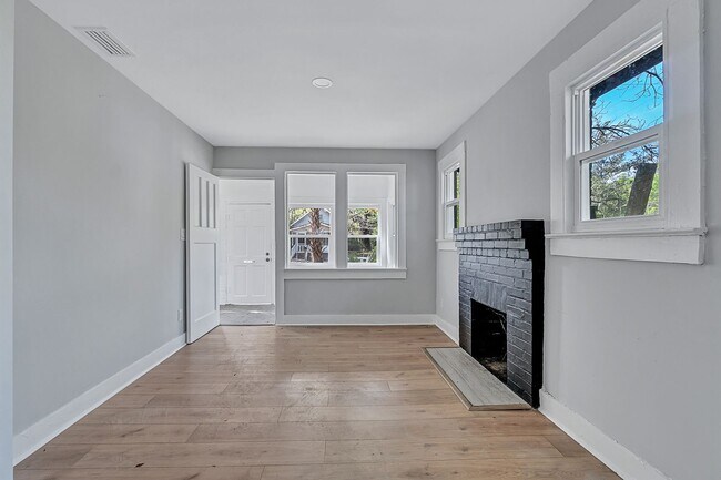 Building Photo - ***TWO WEEKS FREE*** Charming 2BR Home for Rent in Jacksonville