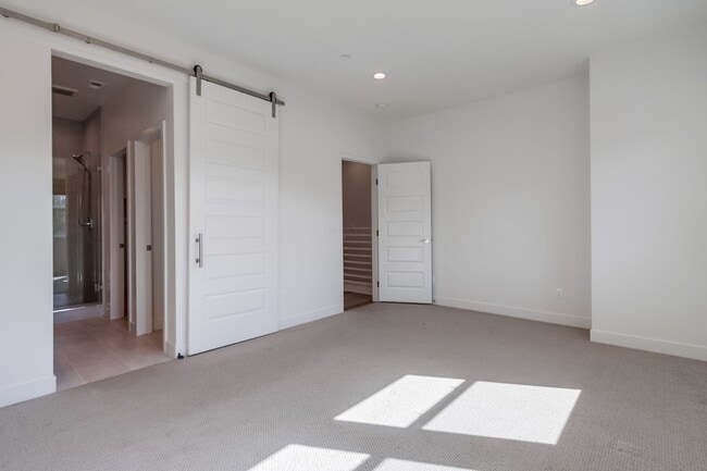 Building Photo - Mira Mesa 3 Bedroom Townhome!