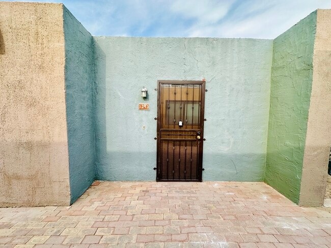 Building Photo - Available 10/10/25! Modern Renovated 2 Bed...