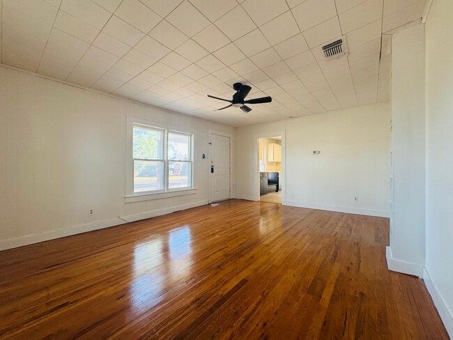 Building Photo - 630 E 44th St