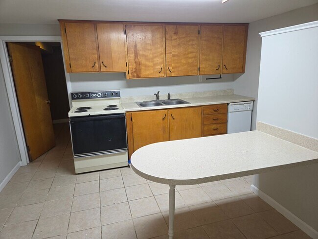 Building Photo - 1607 Highridge Dr