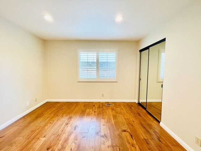 Building Photo - Beautiful 4 Bed 3 Bath + Huge Bonus Room A...