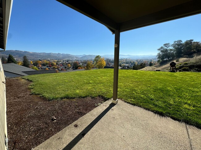 Building Photo - Green area 3 Bedroom 2 Bath Home with Garage