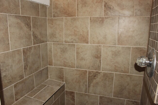 Building Photo - 246 Hill N Dale Rd