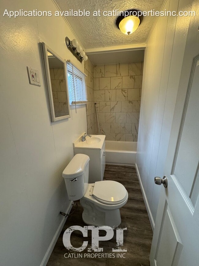 Building Photo - 1102 1/2 N. 2nd- Kelso, WA - Move In Special - $99 First Month's Rent!