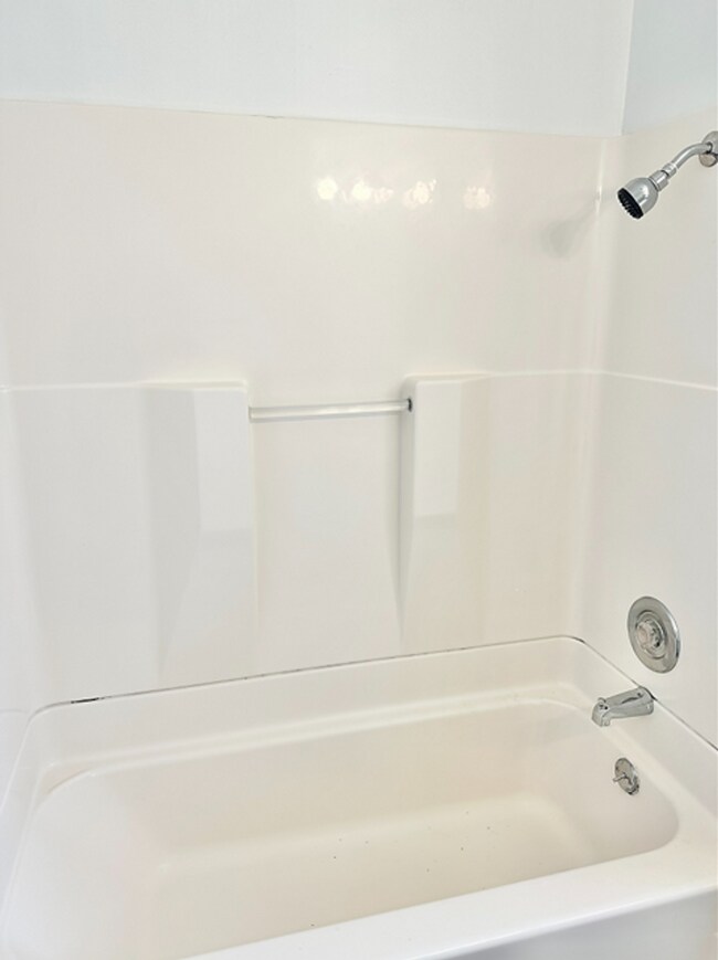 Building Photo - MOVE IN SPECIAL - 4 Bed 2 Bath House - PET...