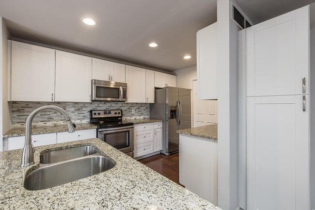 Building Photo - 324 Stratford Ln