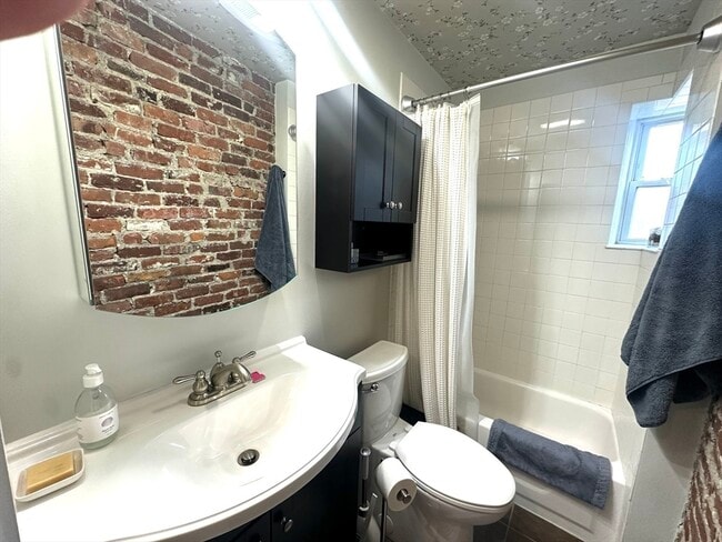 Building Photo - 10 Henchman St