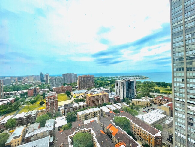 Building Photo - 3930 N Pine Grove Ave