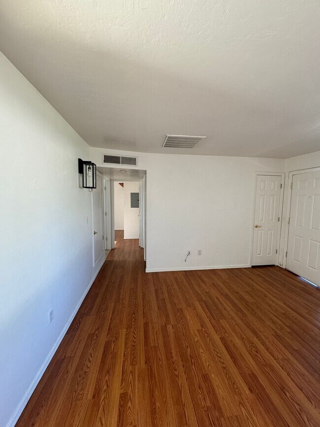 Building Photo - Charming 2 bedroom 1 bath