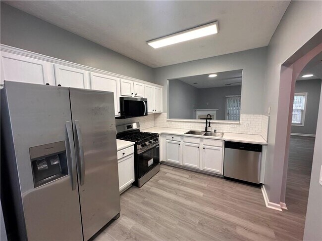 Building Photo - 2025 Austin Park Cir