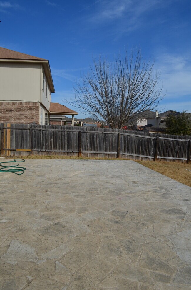 Building Photo - HUGE 5 BEDROOM HOME IN SAVANNAH HEIGHTS!