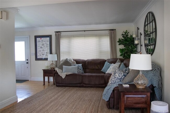 Building Photo - 4 Shorewood Dr