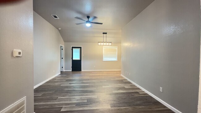 Building Photo - 802 Samuel Dr