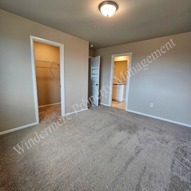 Building Photo - Spacious 4 Bedroom Home with Gas Fireplace, Office Space & 2-Car Garage!