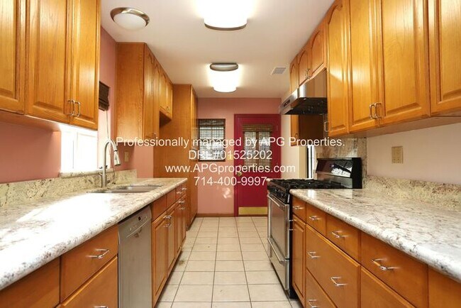 Building Photo - Newly renovated 3 bedroom / 2 bathroom hou...